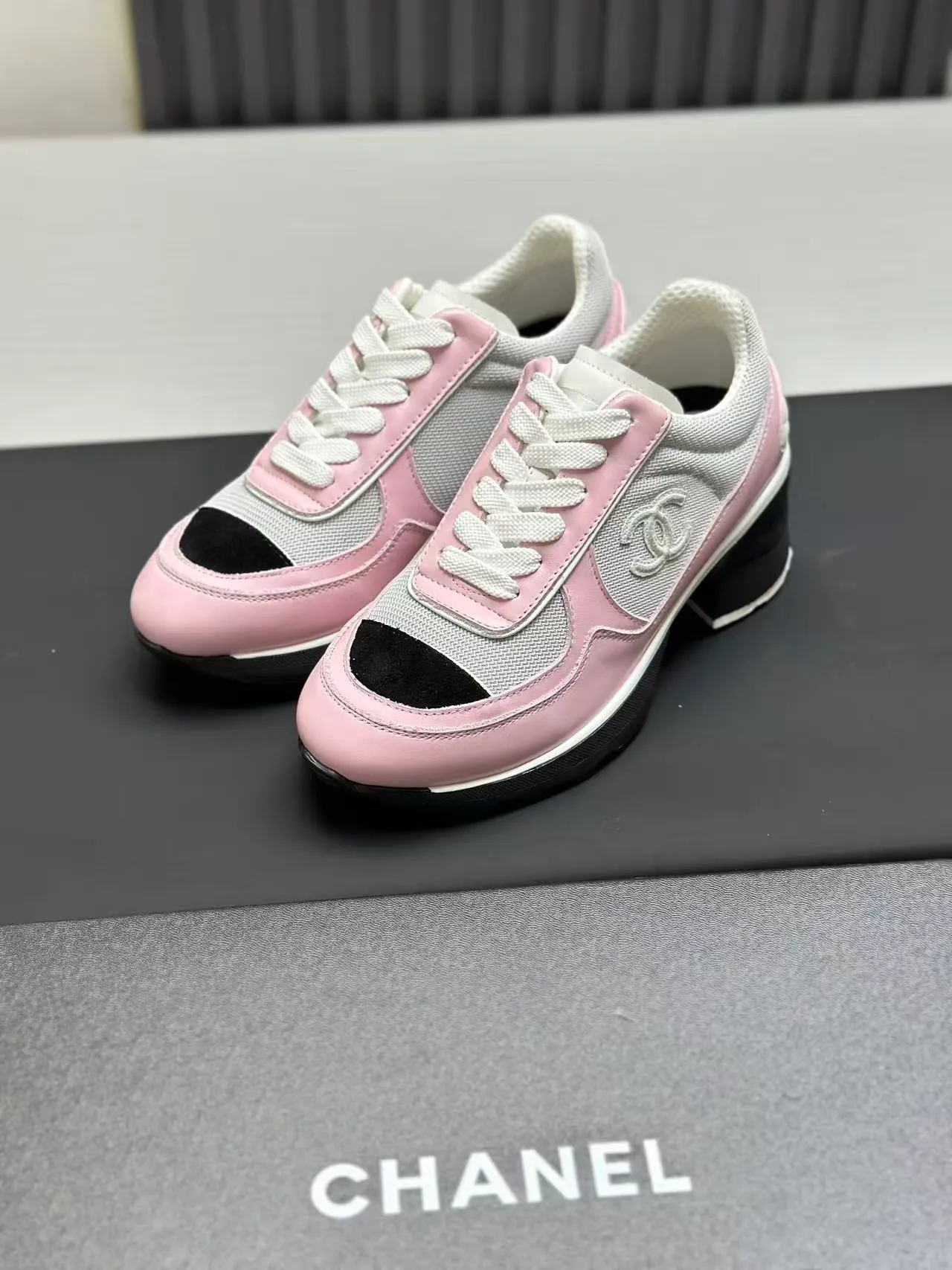 Men's shoes 💰620💰Women's 🚺 Chanel Panda shoes! 2025 counter top casual sports shoes This classic design; the upper is in the style of electric embroidery with various techniques; the outsole is fashionable and sporty; the unusual inclusion of a variety of color matching elements... The diversified mix and match is very good-looking and versatile, and can be used for leisure, fashion, sports, and outdoor... ꫛꫀꪝ Go➫ Materials: ❶Upper made of: original imported first-layer silk cowhide + original waterproof cloth + original first-layer cowhide ❷Inner use: Original Yangli+wang ❸ Outsole based on: Original TPU combination outsole Special counter boutique packaging complete set for women 35–41